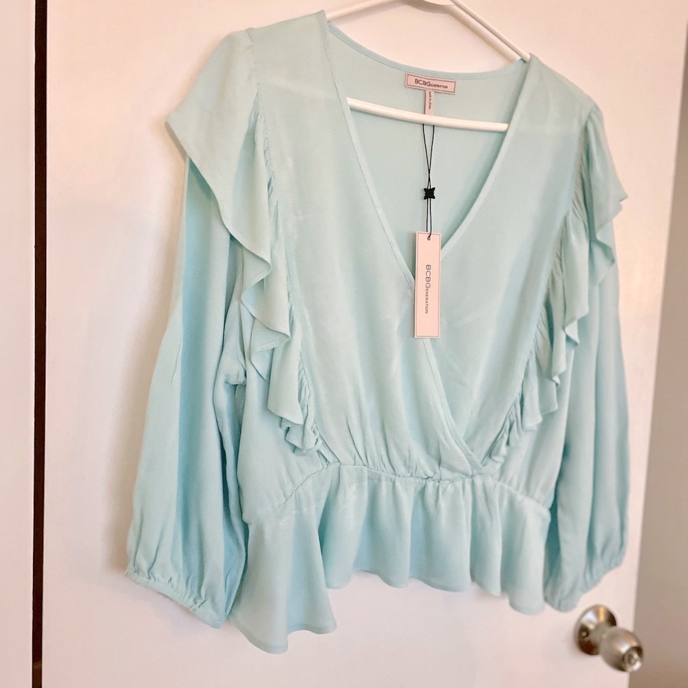 BCBGeneration Flutter Lightweight V-Neck Blouse - Size M - Picture 2 of 10